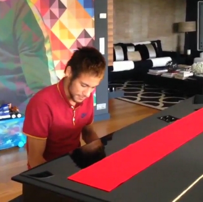 Neymar au piano - Fc-Barcelone.com