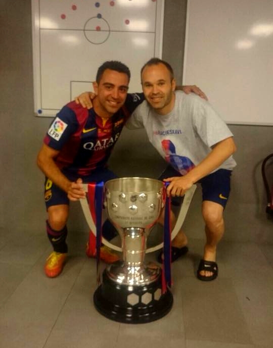 Iniesta et Xavi avec le trophée - Fc-Barcelone.com