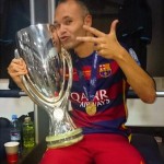 Iniesta avec la Supercoupe ! - Fc-Barcelone.com